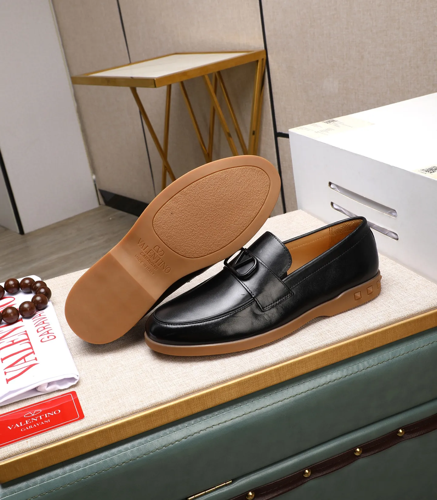 Men's shoes 💰520 [Valentino-Valentino] High-quality boutique men's shoes. The same style as the celebrities, original and authentic.✅ Made of imported cowhide + original apricot cowhide lining. The French luxury model is priced at 14,080 Swiss francs. It is also a Paris Fashion Week catwalk model. A brand can be deeply rooted in your heart, and a pair of shoes can make you linger. What you wear is not only noble, but also an aura. 👻Standard 38-45